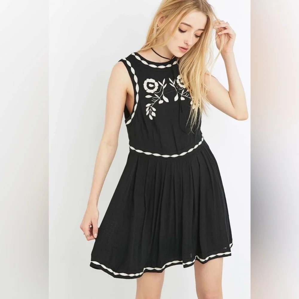Free People Sleeveless Birds of a Feather Embroidered Mini Dress ZB5